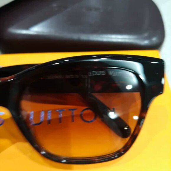 Louis Vuitton Sunglasses | Black Frame | Gradient Brown Lenses | Oversized Cat-E - Picture 2 of 5